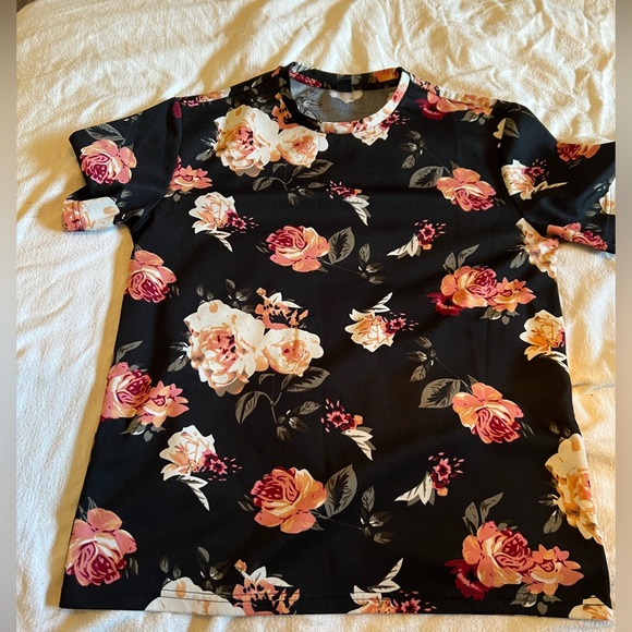 SHEIN Tops - 🐳 SHIEN Floral Black